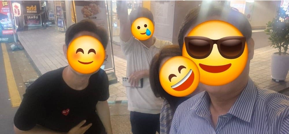 작성자가 얼굴을 이모지로 가린 오프스터디 멤버들의 모임 사진