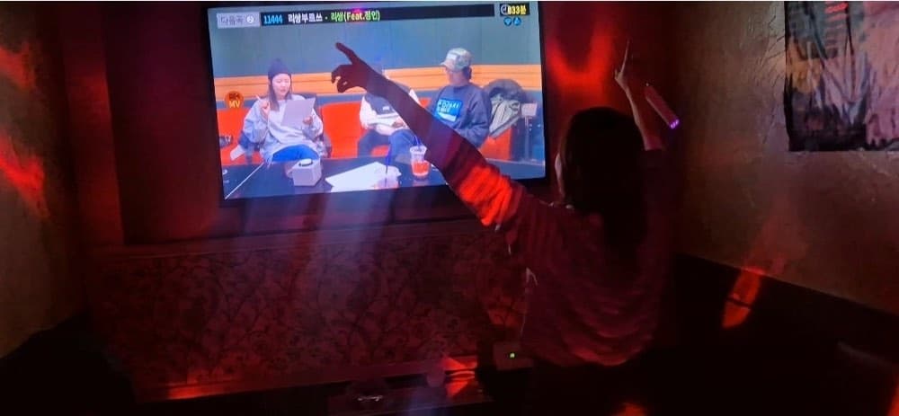노래방에서 노래하는 멤버의 뒷모습